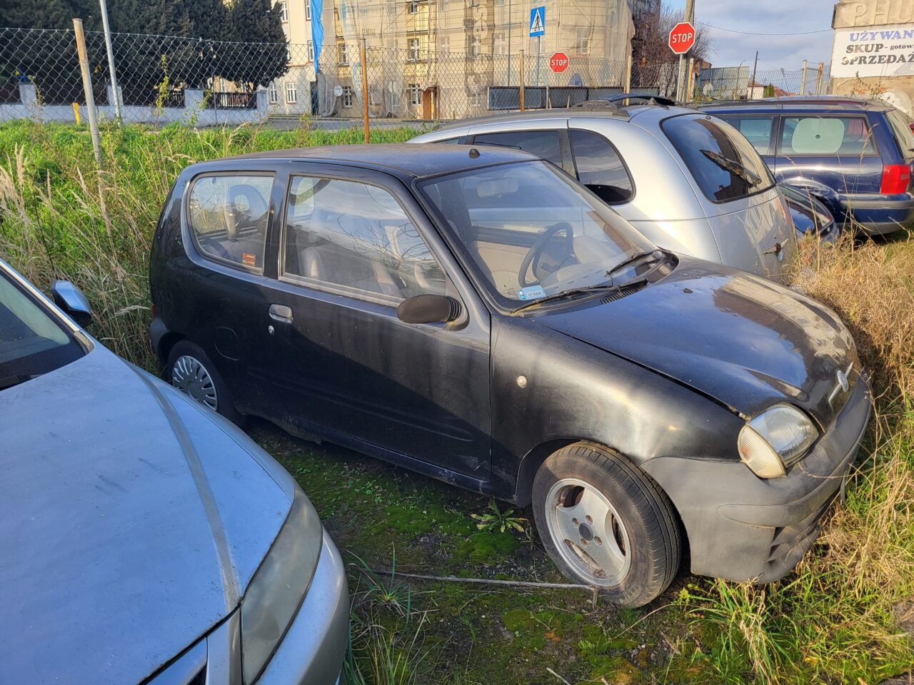 Opuszczony komis samochodowy - cmentarzysko pojazdów - ksurbex