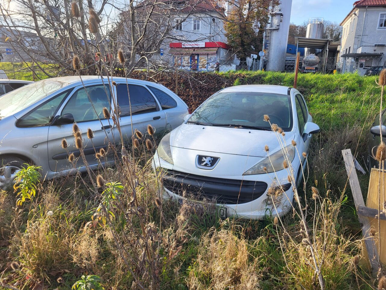 Opuszczony komis samochodowy - cmentarzysko pojazdów - ksurbex