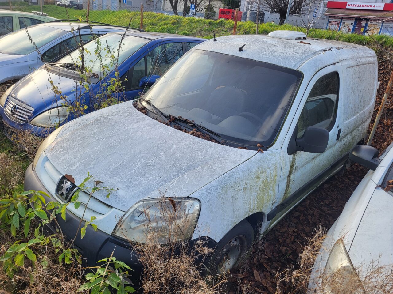 Opuszczony komis samochodowy - cmentarzysko pojazdów - ksurbex