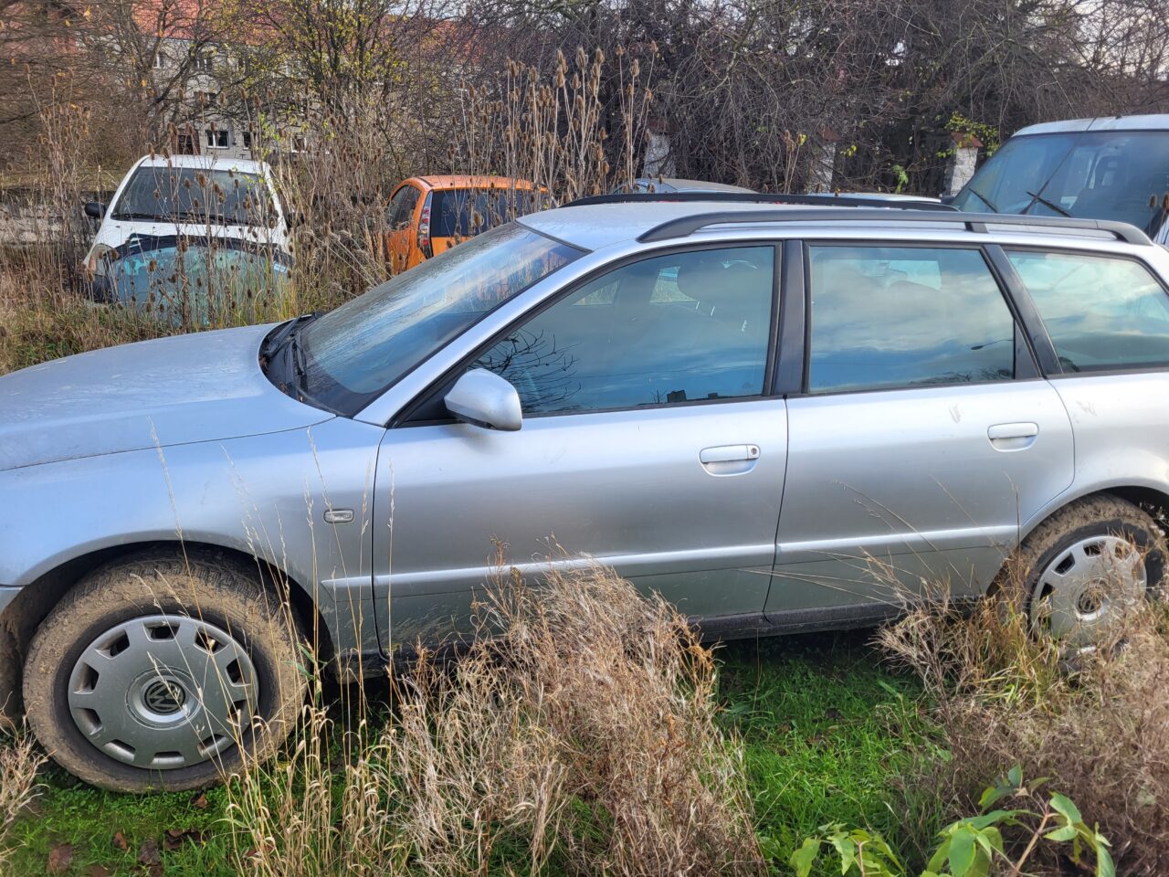 Opuszczony komis samochodowy - cmentarzysko pojazdów - ksurbex