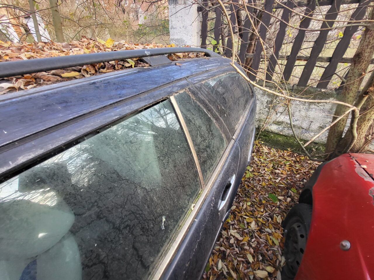 Opuszczony komis samochodowy - cmentarzysko pojazdów - ksurbex