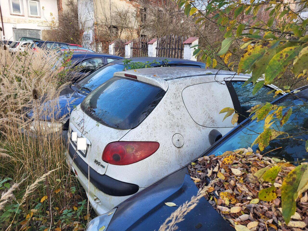 Opuszczony komis samochodowy - cmentarzysko pojazdów - ksurbex