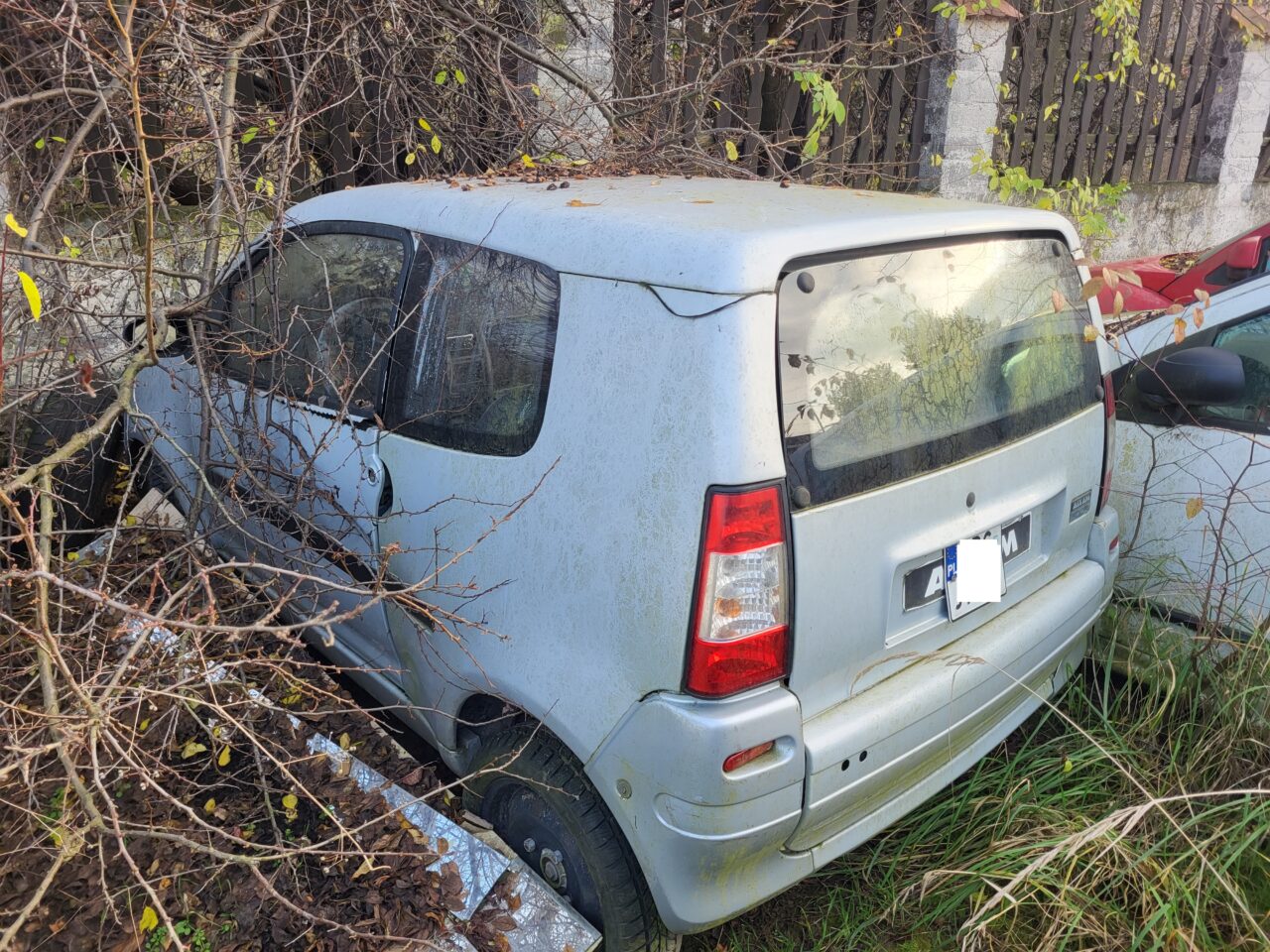 Opuszczony komis samochodowy - cmentarzysko pojazdów - ksurbex