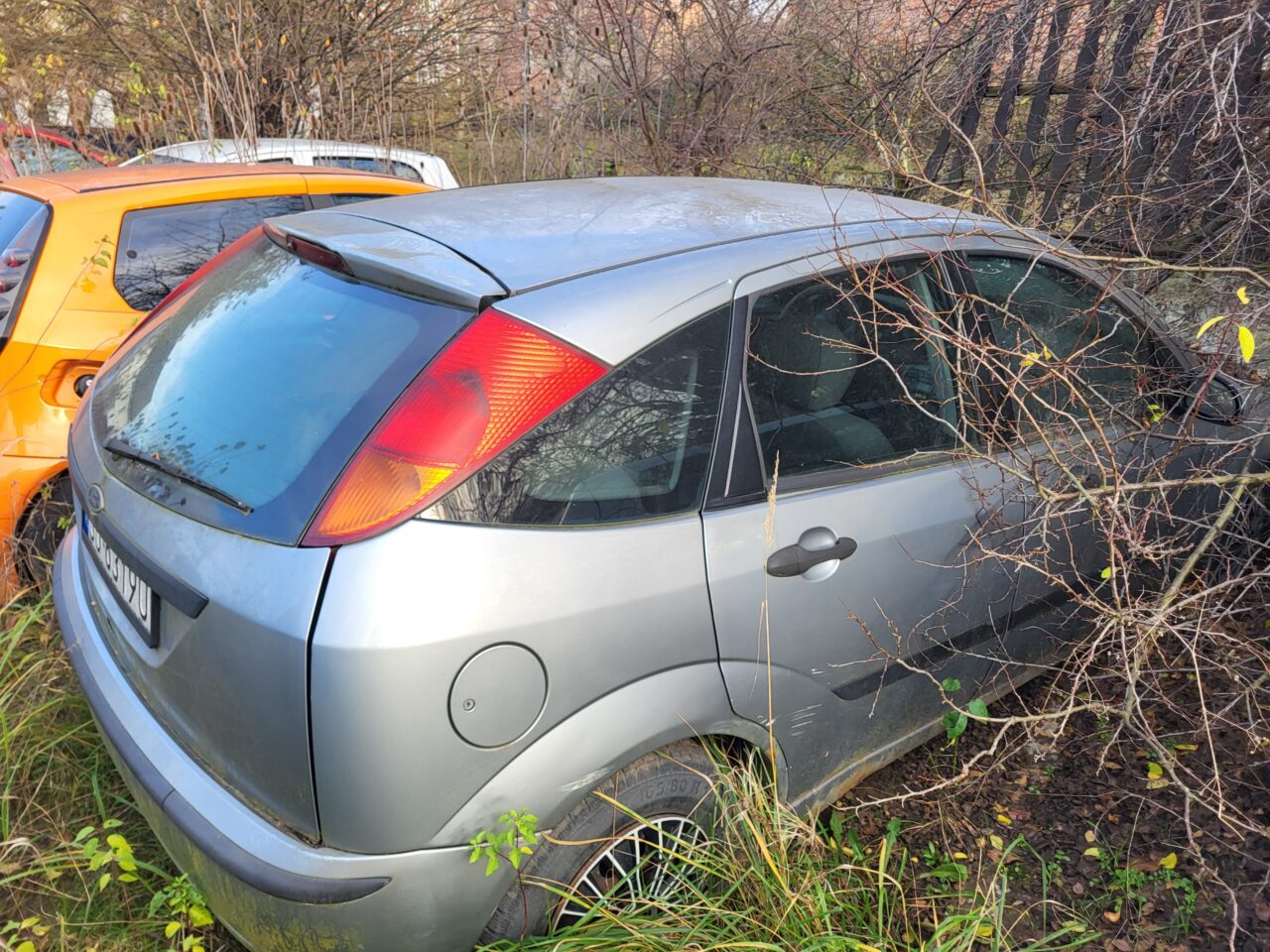 Opuszczony komis samochodowy - cmentarzysko pojazdów - ksurbex