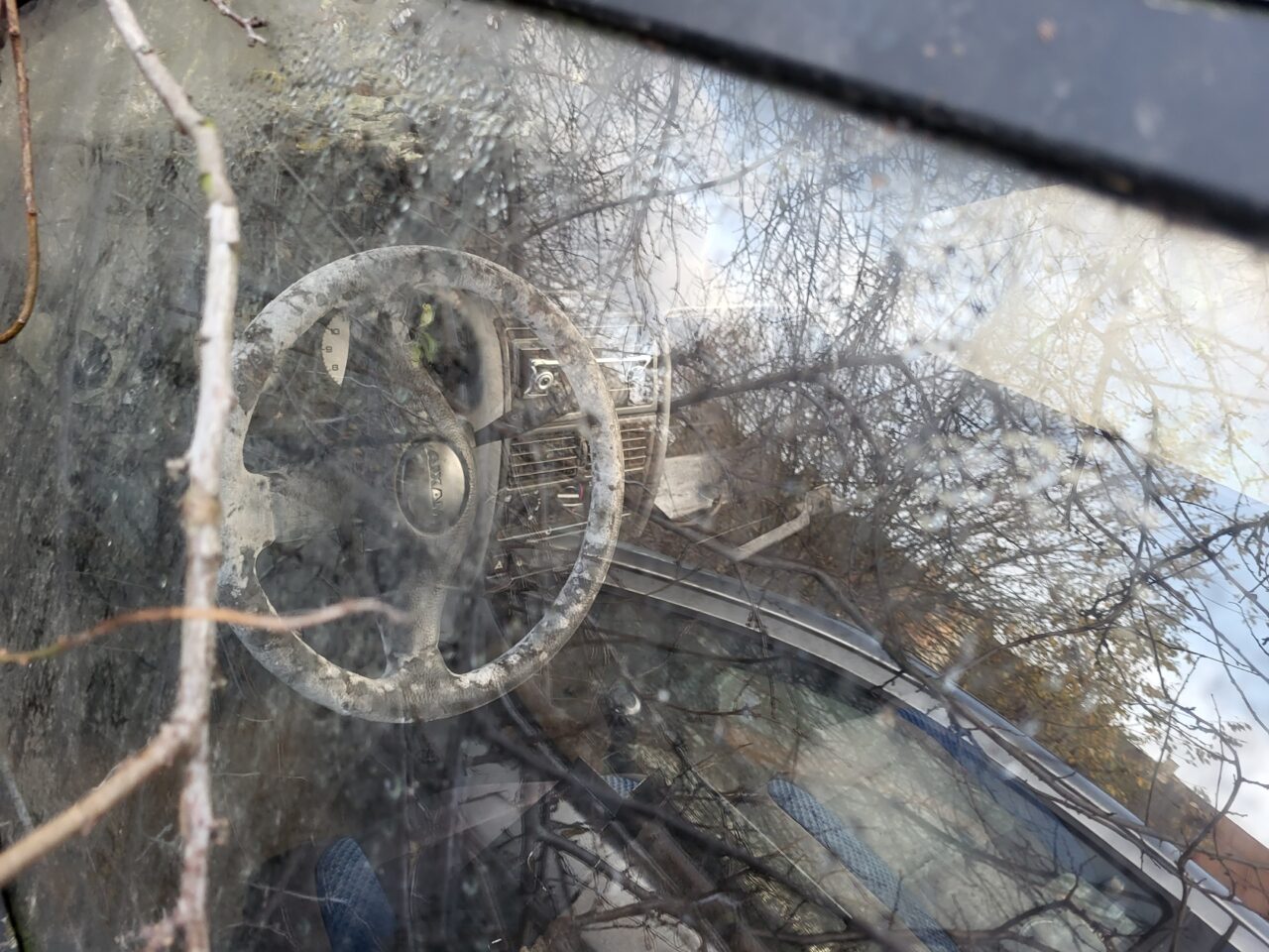 Opuszczony komis samochodowy - cmentarzysko pojazdów - ksurbex