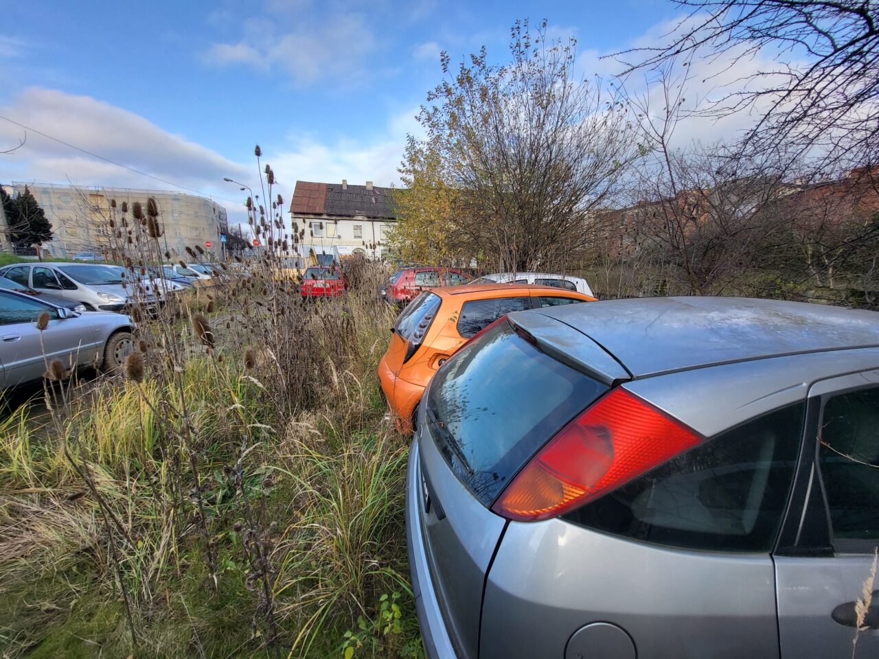 Opuszczony komis samochodowy - cmentarzysko pojazdów - ksurbex