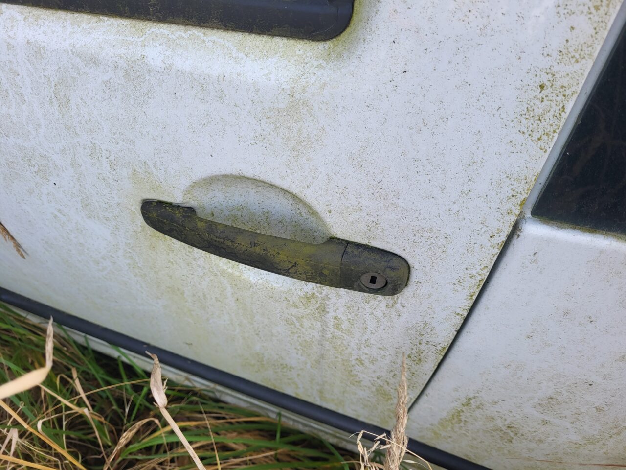 Opuszczony komis samochodowy - cmentarzysko pojazdów - ksurbex