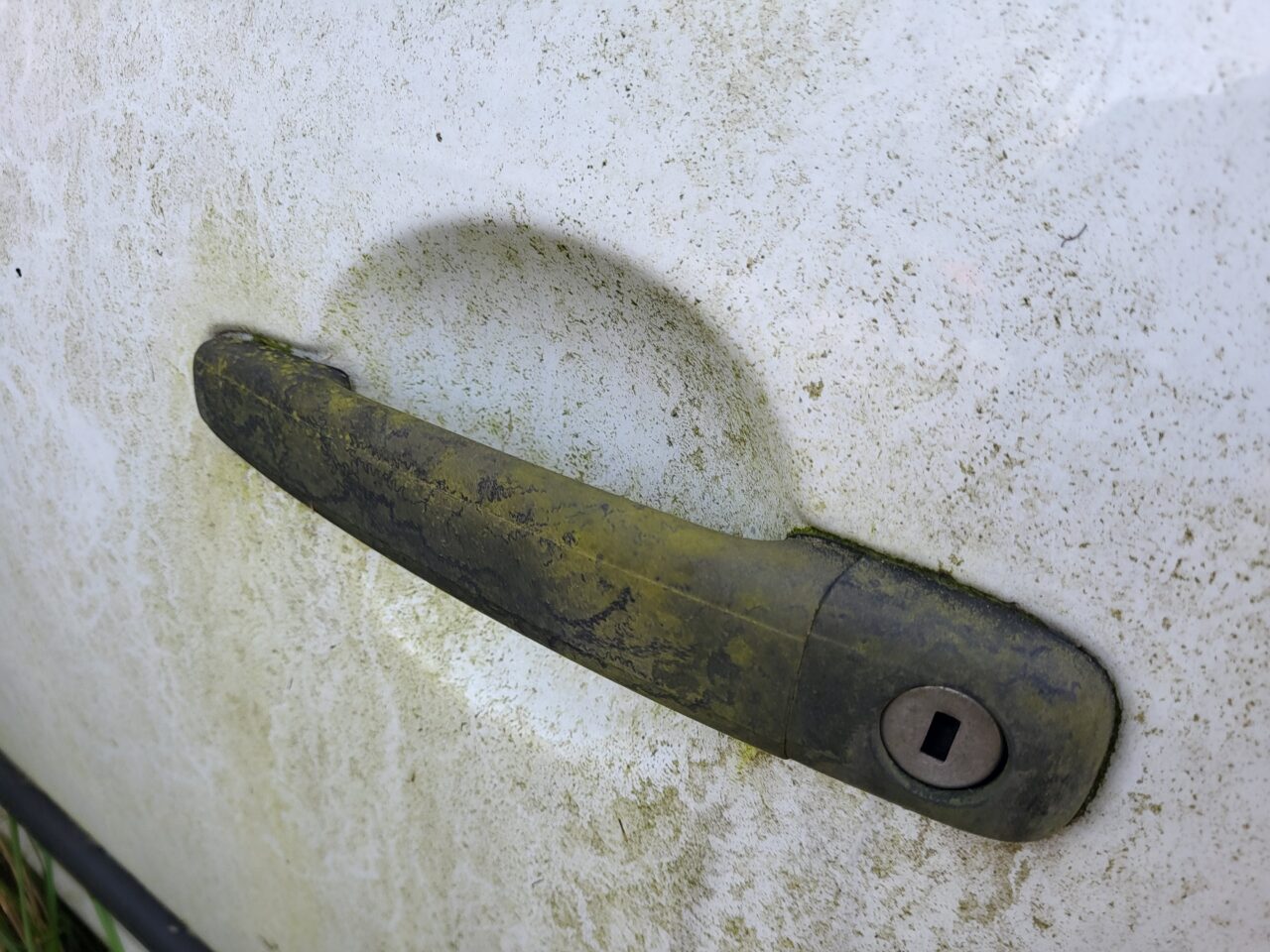 Opuszczony komis samochodowy - cmentarzysko pojazdów - ksurbex