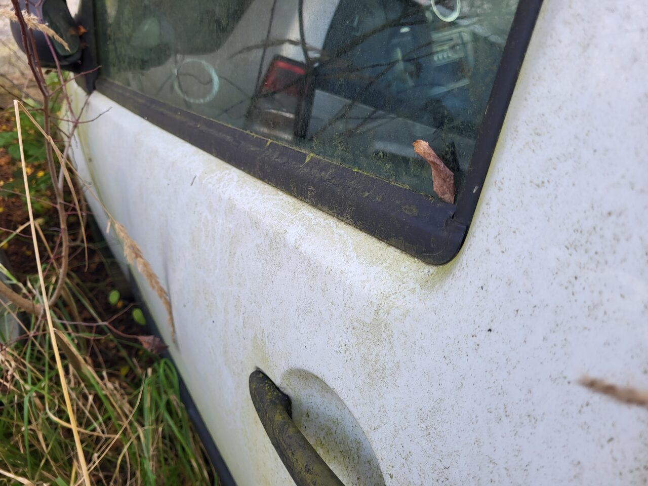 Opuszczony komis samochodowy - cmentarzysko pojazdów - ksurbex