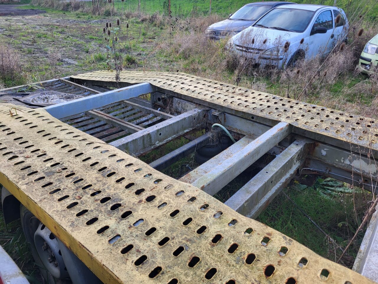 Opuszczony komis samochodowy - cmentarzysko pojazdów - ksurbex