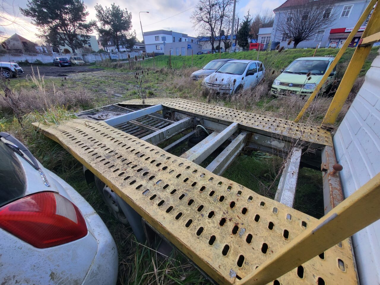 Opuszczony komis samochodowy - cmentarzysko pojazdów - ksurbex