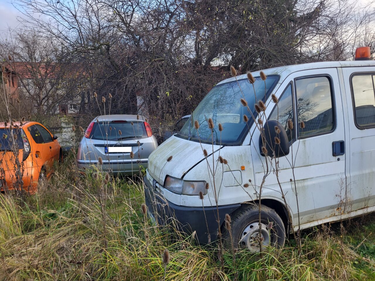 Opuszczony komis samochodowy - cmentarzysko pojazdów - ksurbex