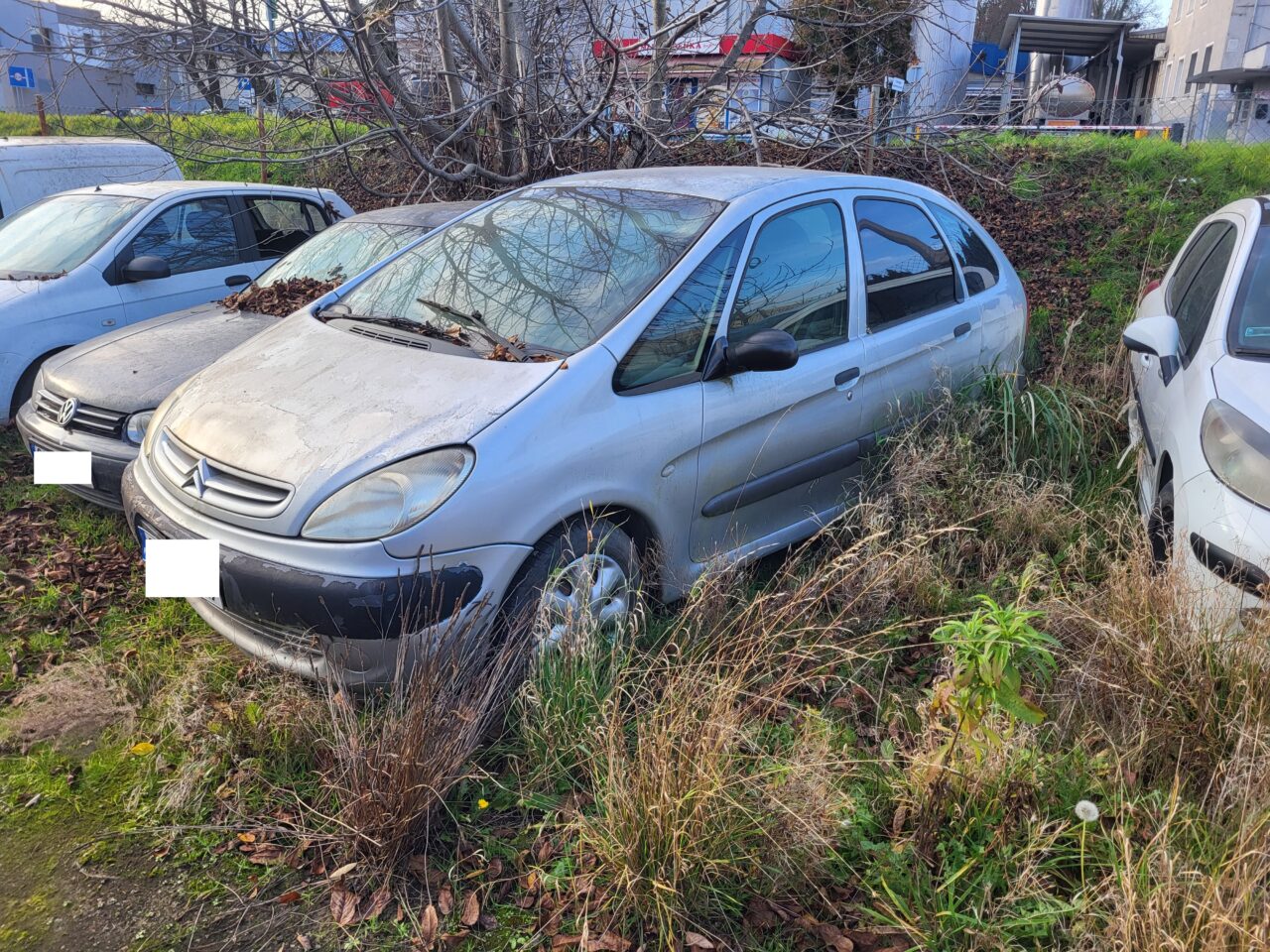 Opuszczony komis samochodowy - cmentarzysko pojazdów - ksurbex