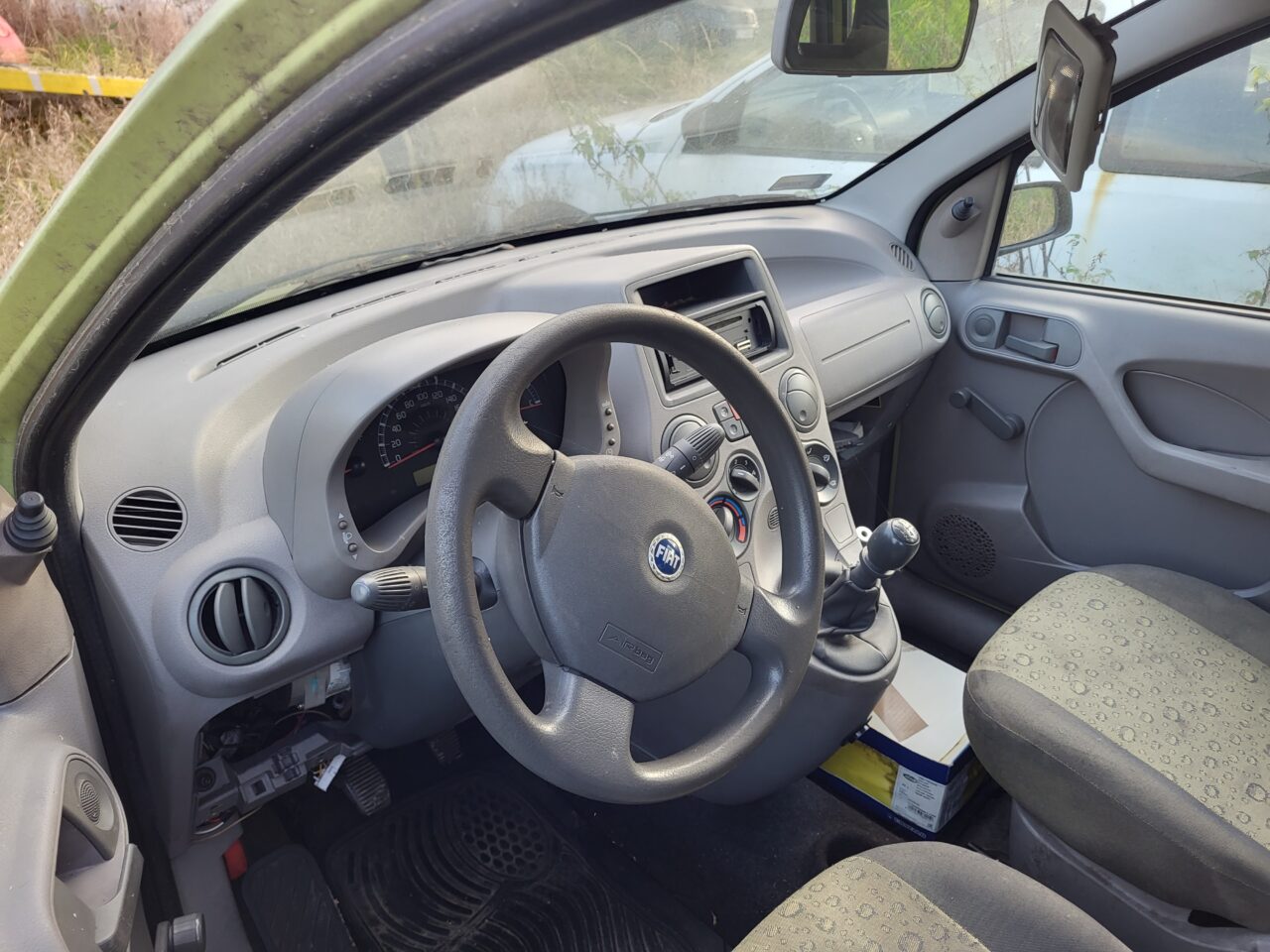 Opuszczony komis samochodowy - cmentarzysko pojazdów - ksurbex