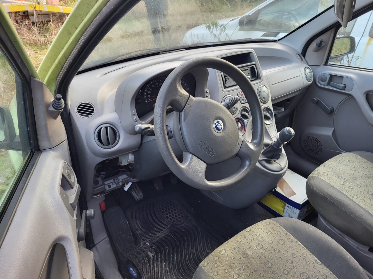 Opuszczony komis samochodowy - cmentarzysko pojazdów - ksurbex