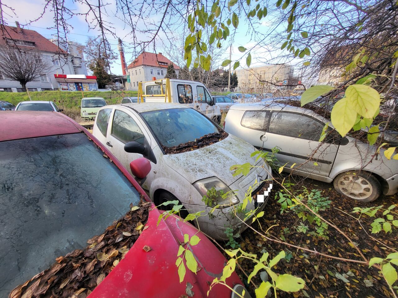 Opuszczony komis samochodowy - cmentarzysko pojazdów - ksurbex