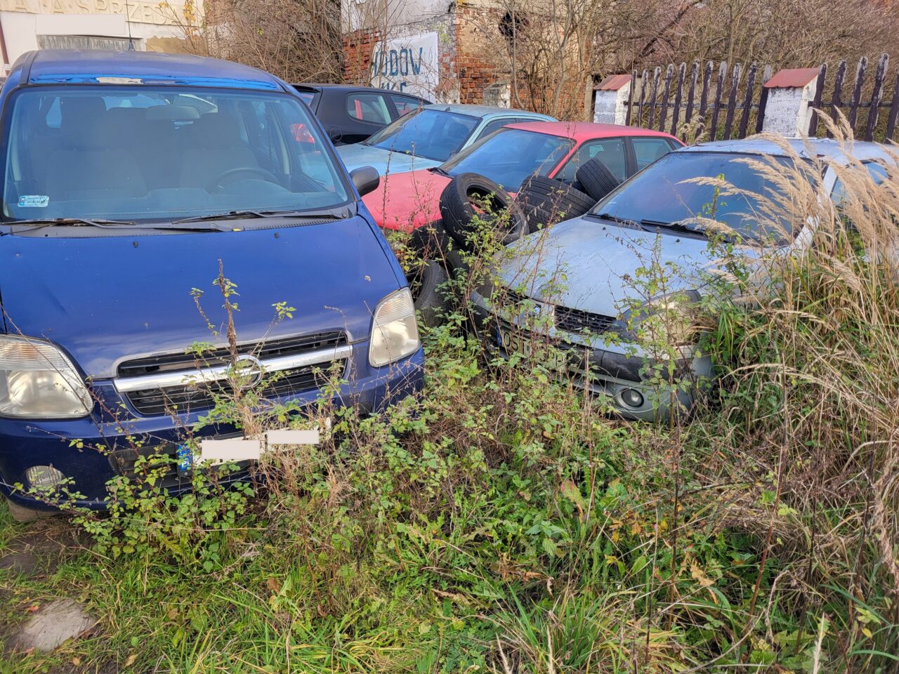 Opuszczony komis samochodowy - cmentarzysko pojazdów - ksurbex