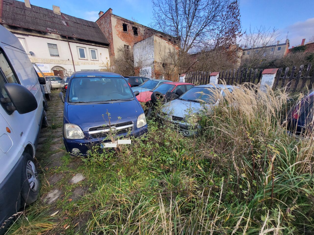 Opuszczony komis samochodowy - cmentarzysko pojazdów - ksurbex