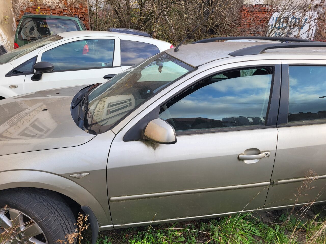 Opuszczony komis samochodowy - cmentarzysko pojazdów - ksurbex