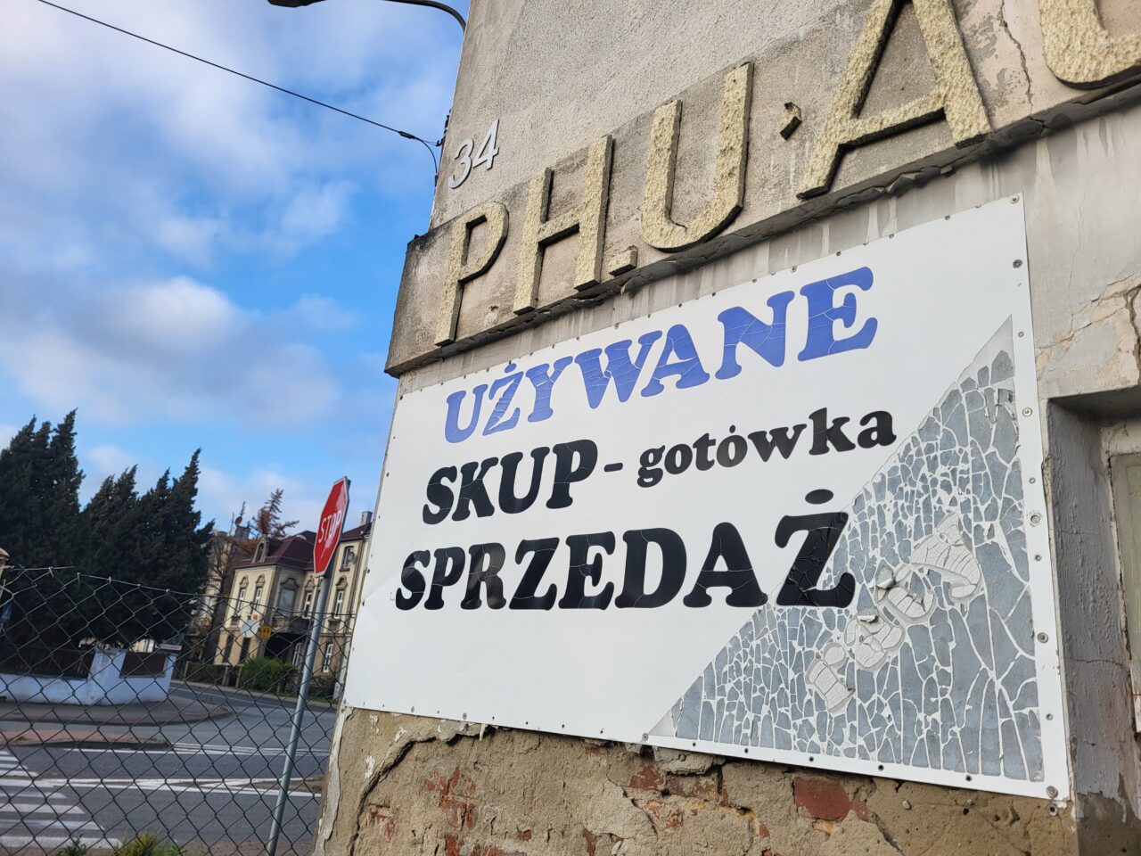 Opuszczony komis samochodowy - cmentarzysko pojazdów - ksurbex