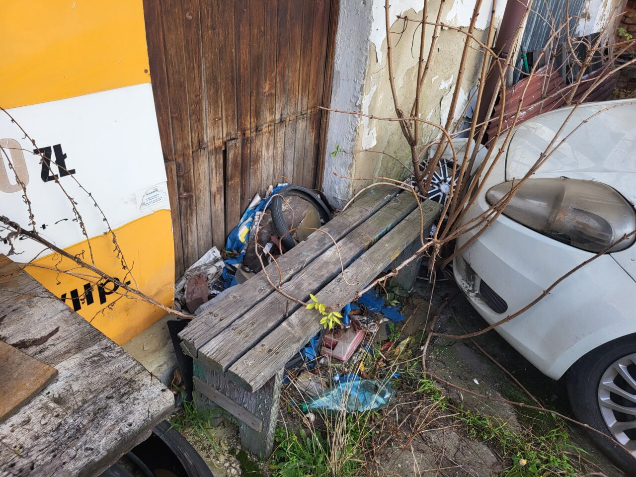 Opuszczony komis samochodowy - cmentarzysko pojazdów - ksurbex