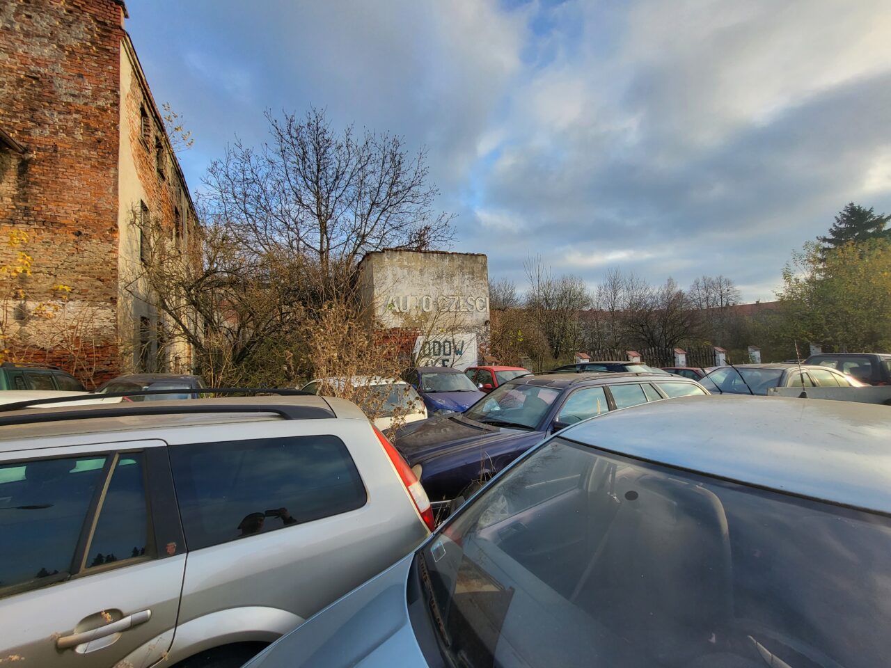 Opuszczony komis samochodowy - cmentarzysko pojazdów - ksurbex