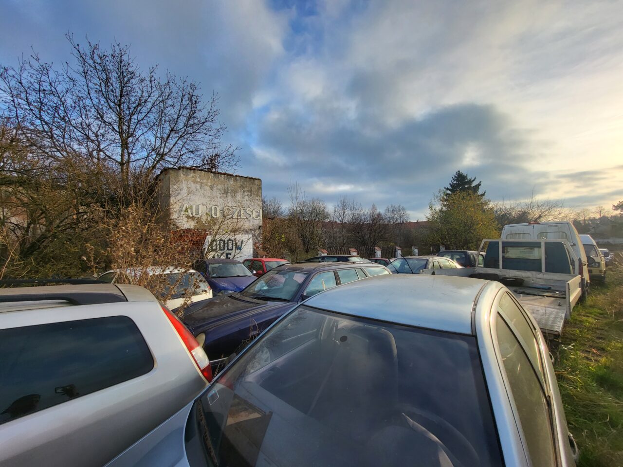 Opuszczony komis samochodowy - cmentarzysko pojazdów - ksurbex