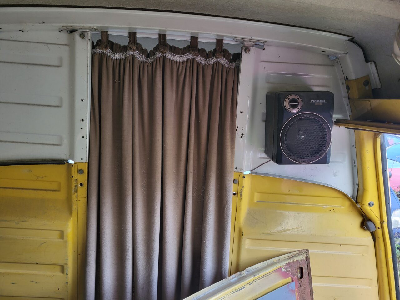 Opuszczony komis samochodowy - cmentarzysko pojazdów - ksurbex