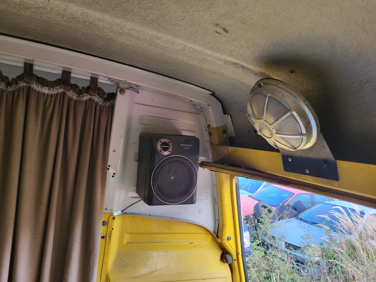 Opuszczony komis samochodowy - cmentarzysko pojazdów - ksurbex