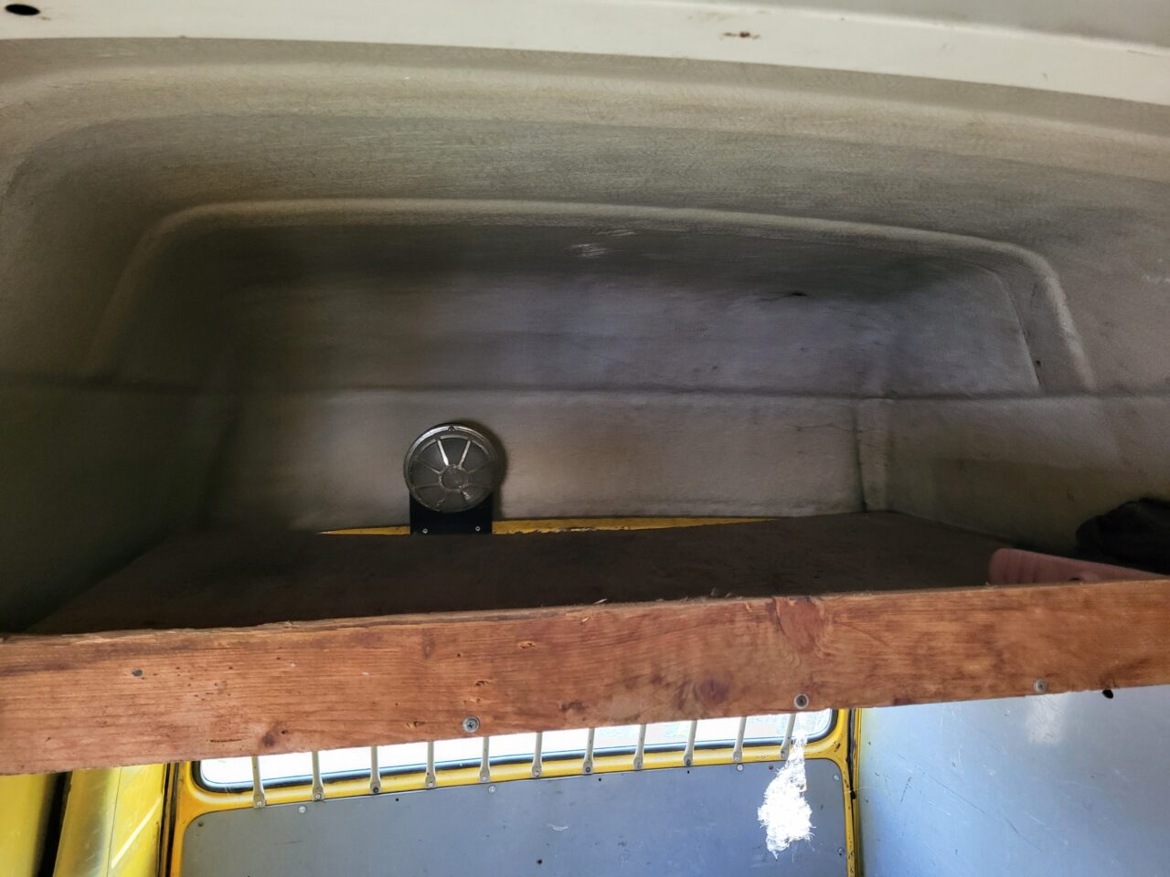 Opuszczony komis samochodowy - cmentarzysko pojazdów - ksurbex