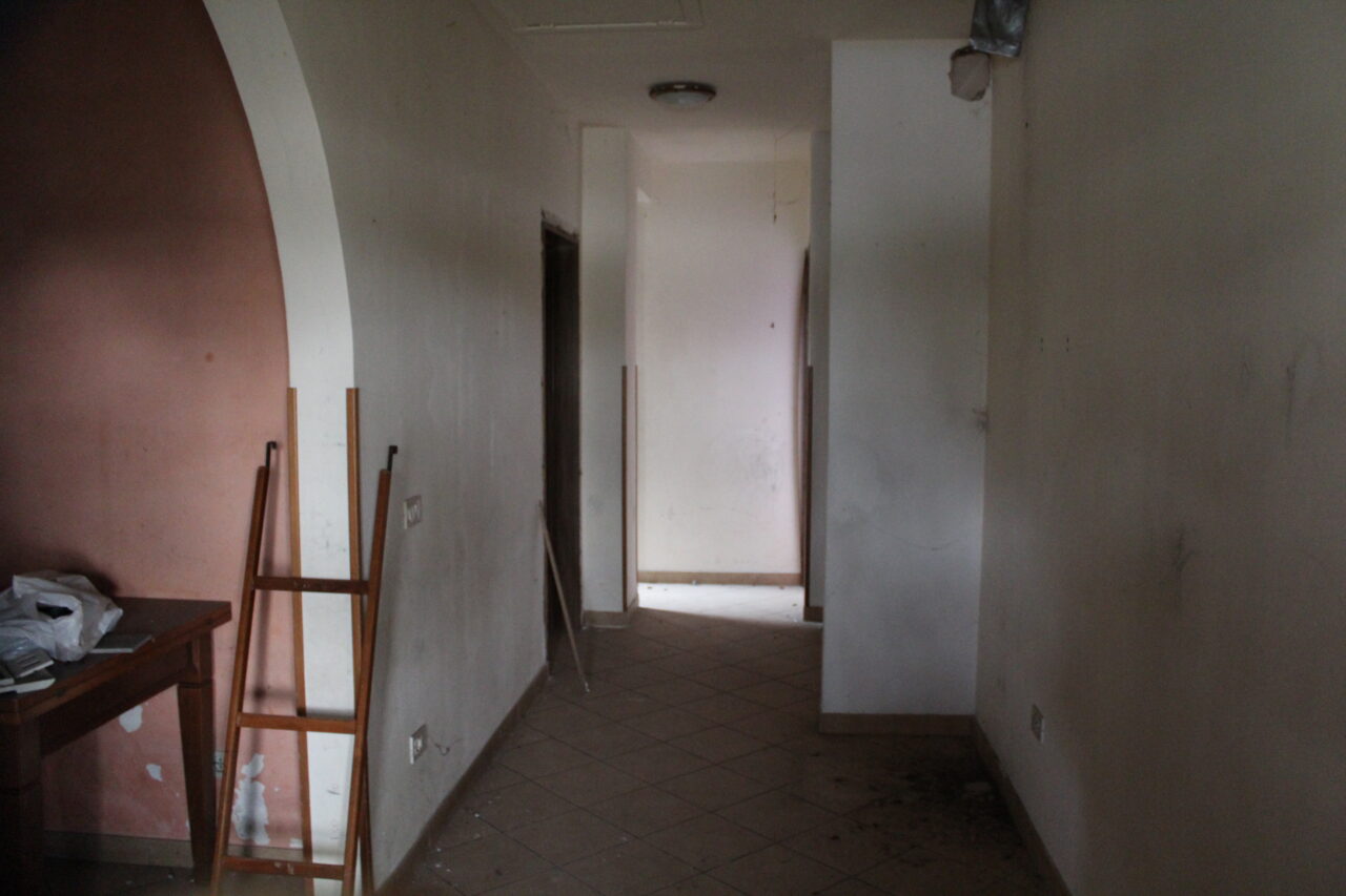 Opuszczone budynki we Włoszech Calvallino z samochodem