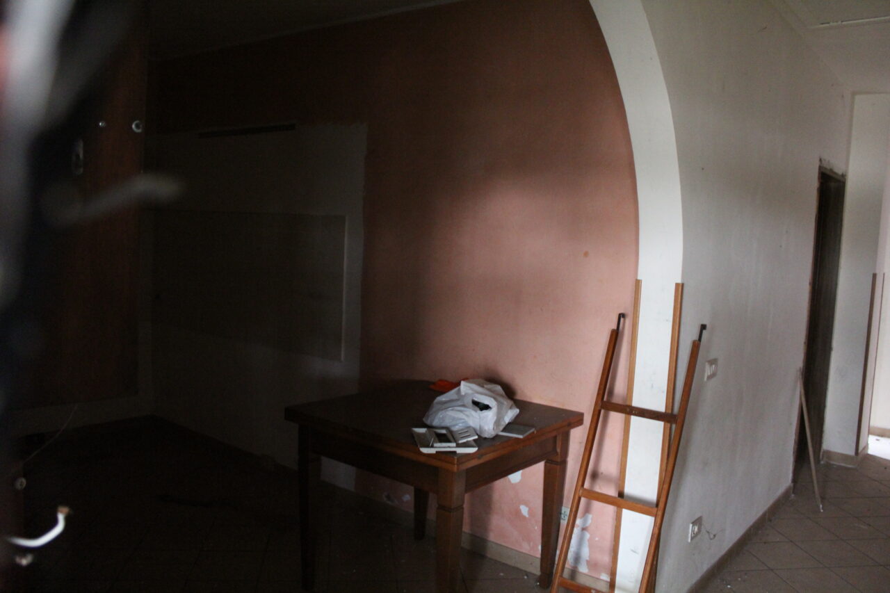 Opuszczone budynki we Włoszech Calvallino z samochodem