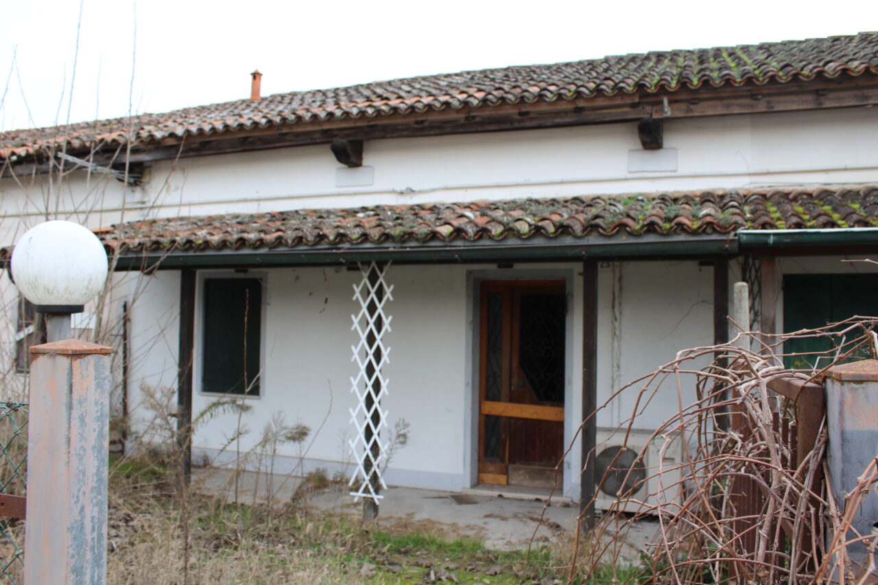 Opuszczone budynki we Włoszech Calvallino z samochodem