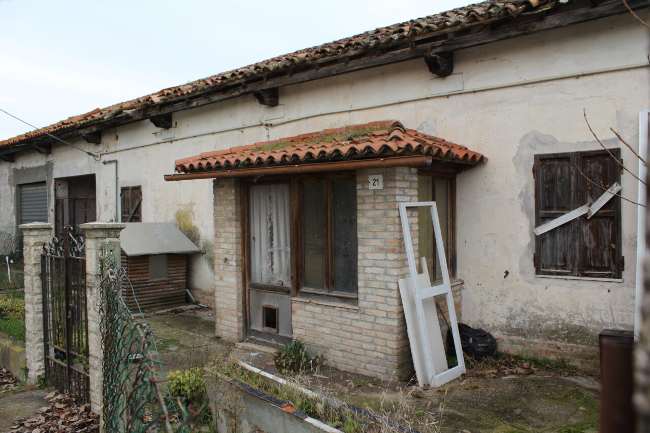 Opuszczone budynki we Włoszech Calvallino z samochodem