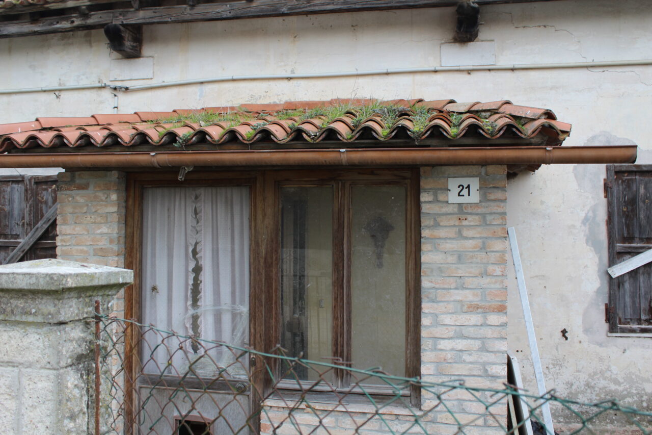 Opuszczone budynki we Włoszech Calvallino z samochodem