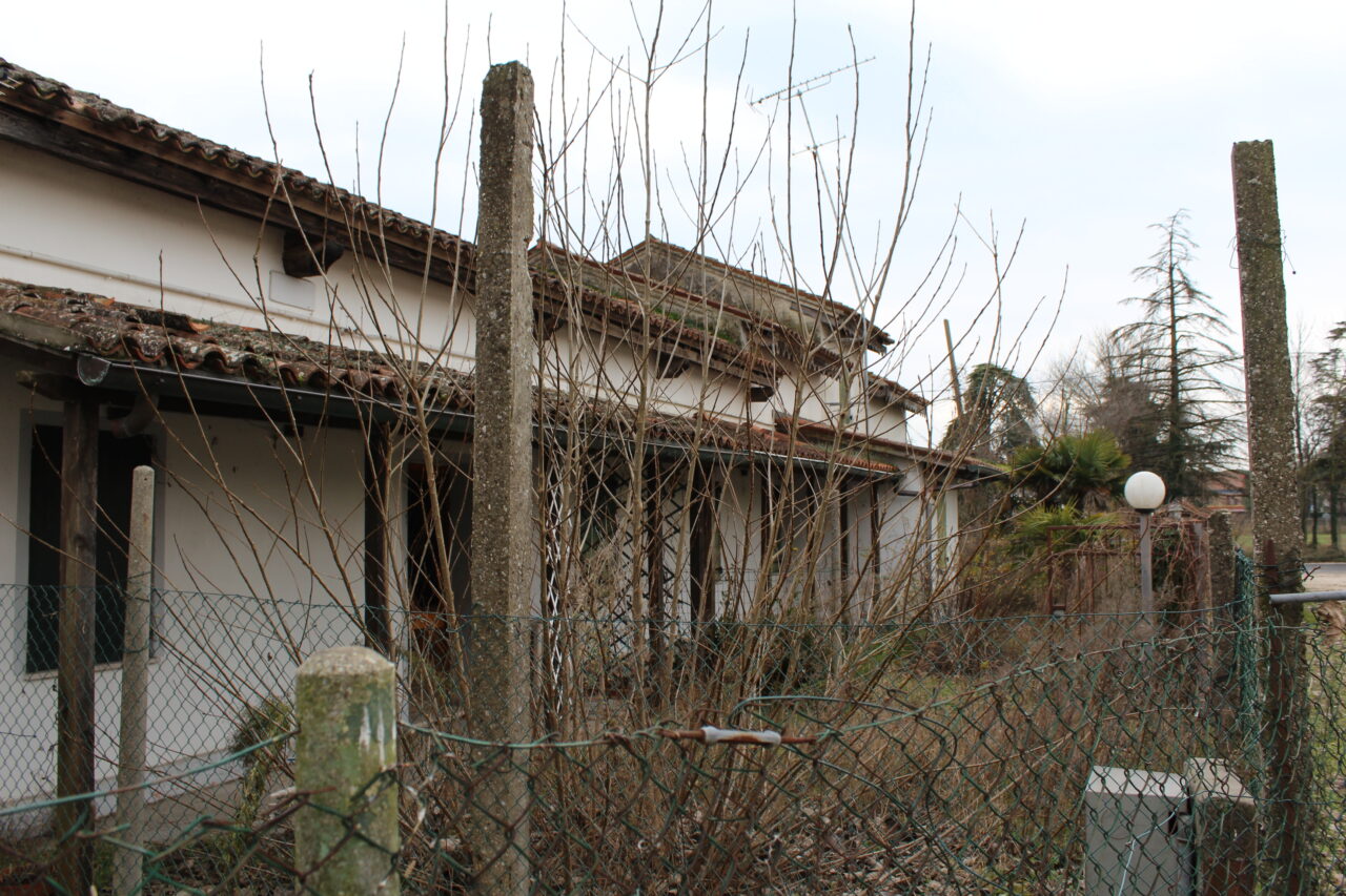 Opuszczone budynki we Włoszech Calvallino z samochodem