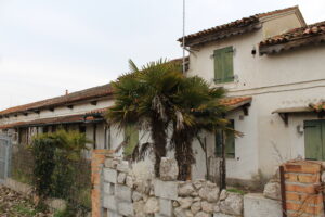 Opuszczone budynki we Włoszech Calvallino z samochodem