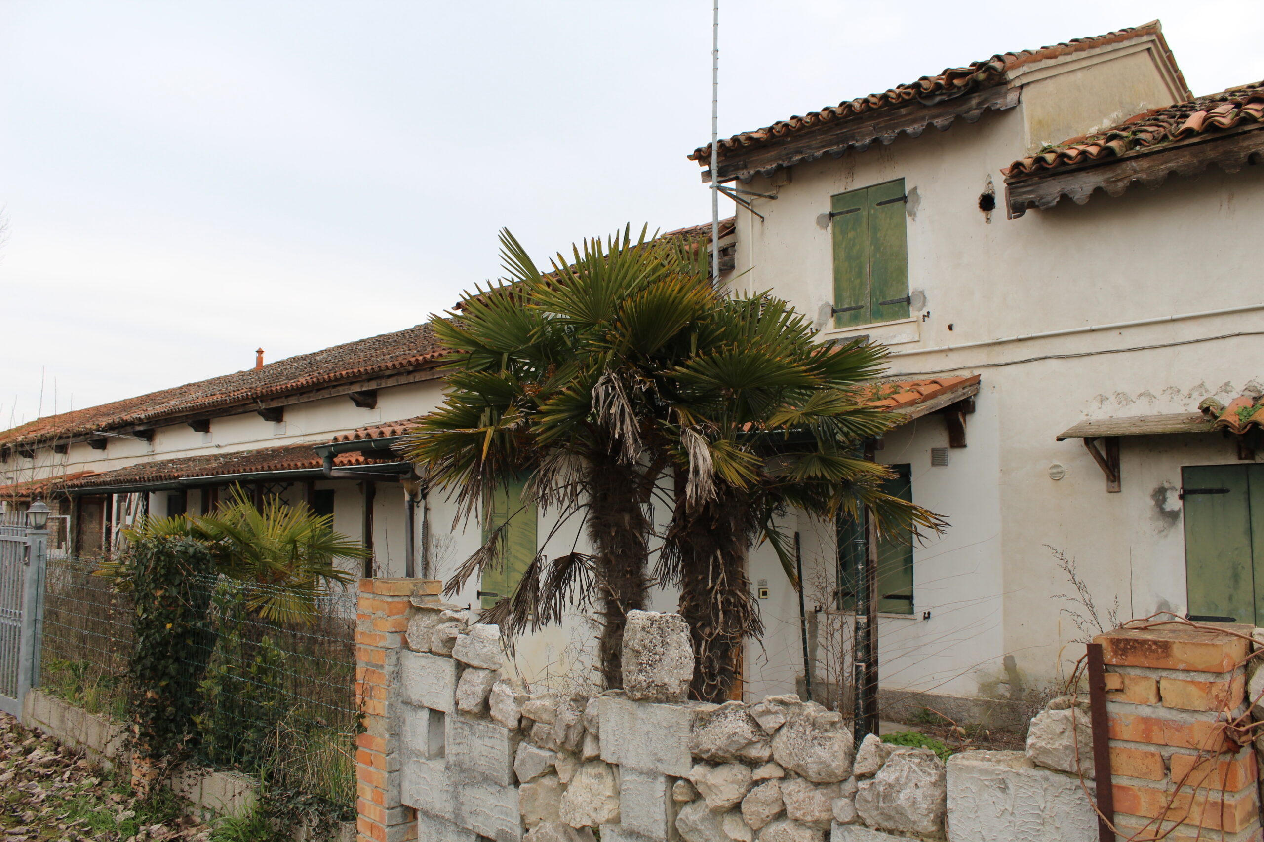 Opuszczone budynki we Włoszech Calvallino z samochodem