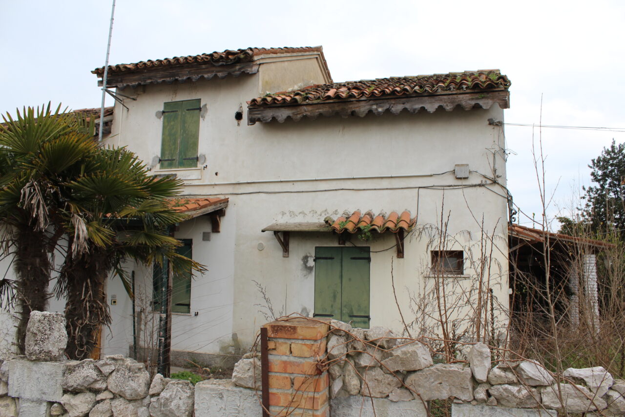 Opuszczone budynki we Włoszech Calvallino z samochodem