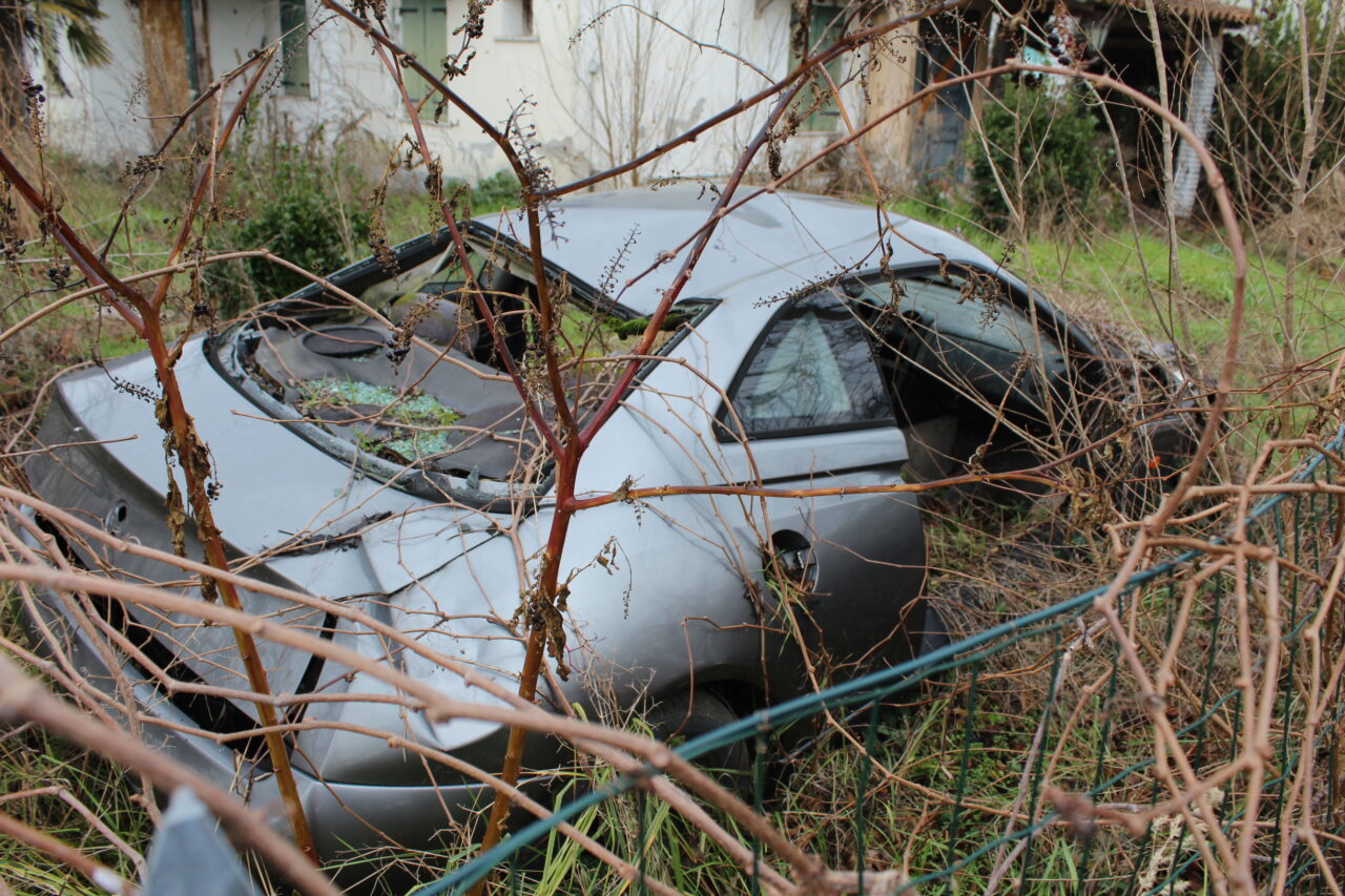 Opuszczone budynki we Włoszech Calvallino z samochodem