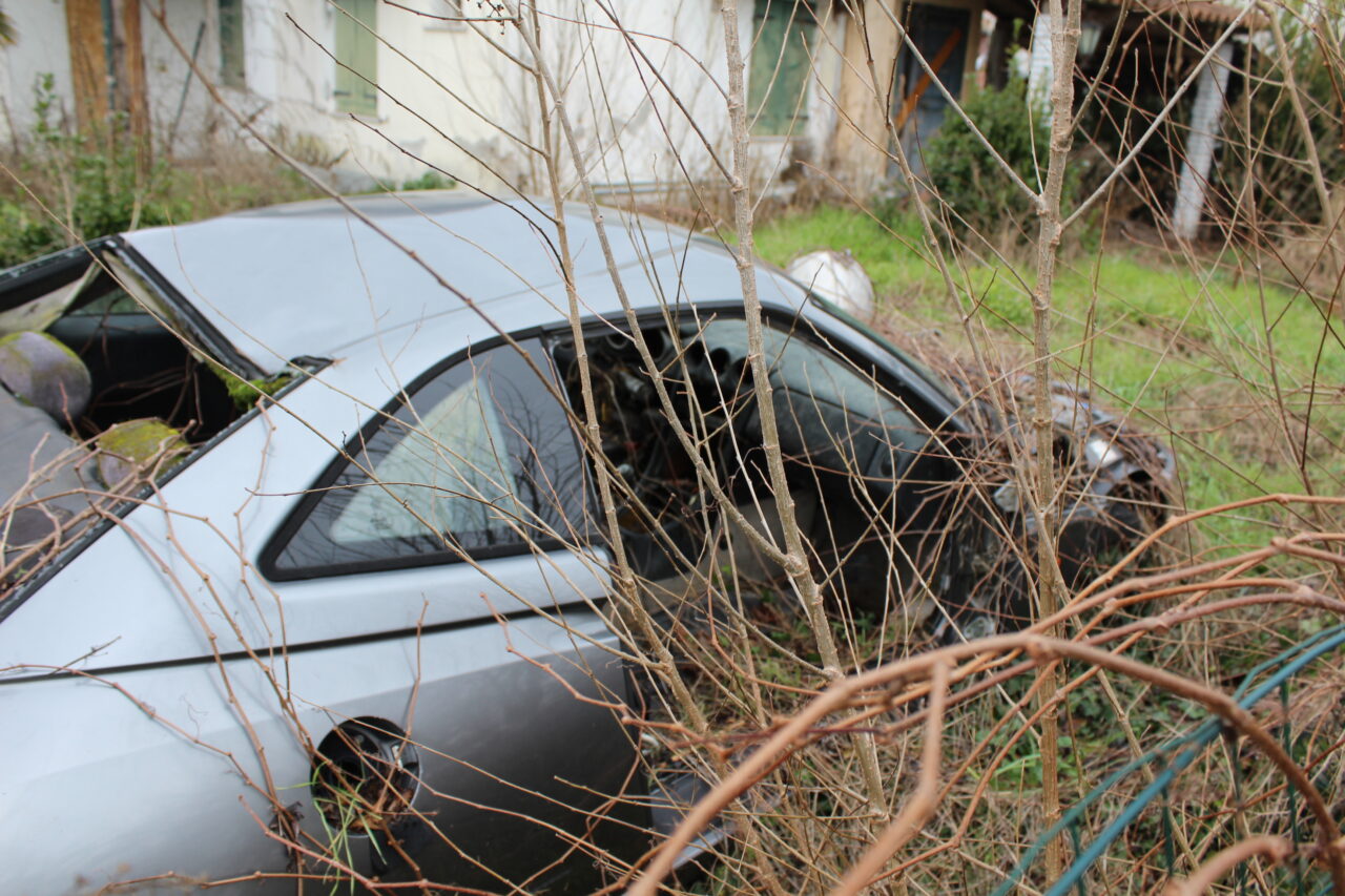 Opuszczone budynki we Włoszech Calvallino z samochodem
