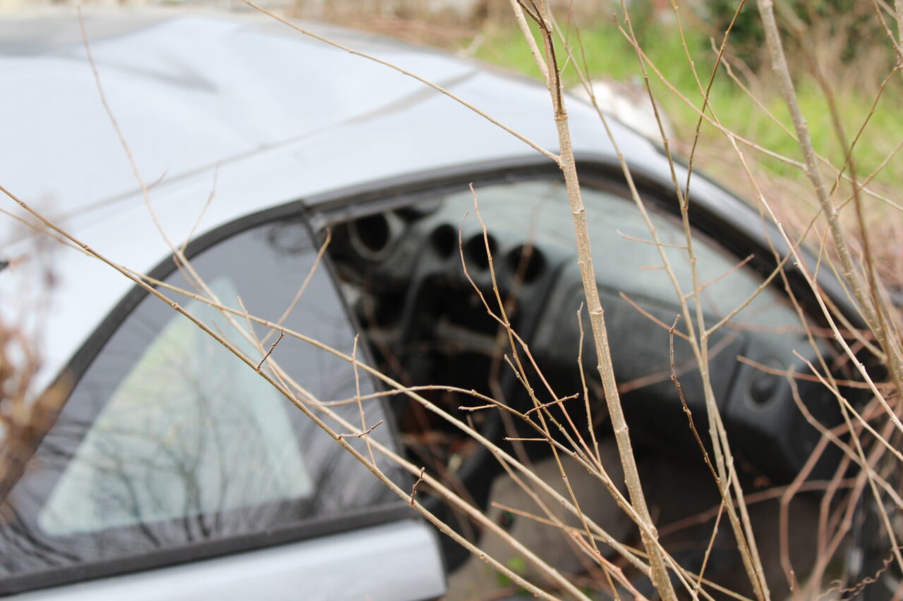 Opuszczone budynki we Włoszech Calvallino z samochodem