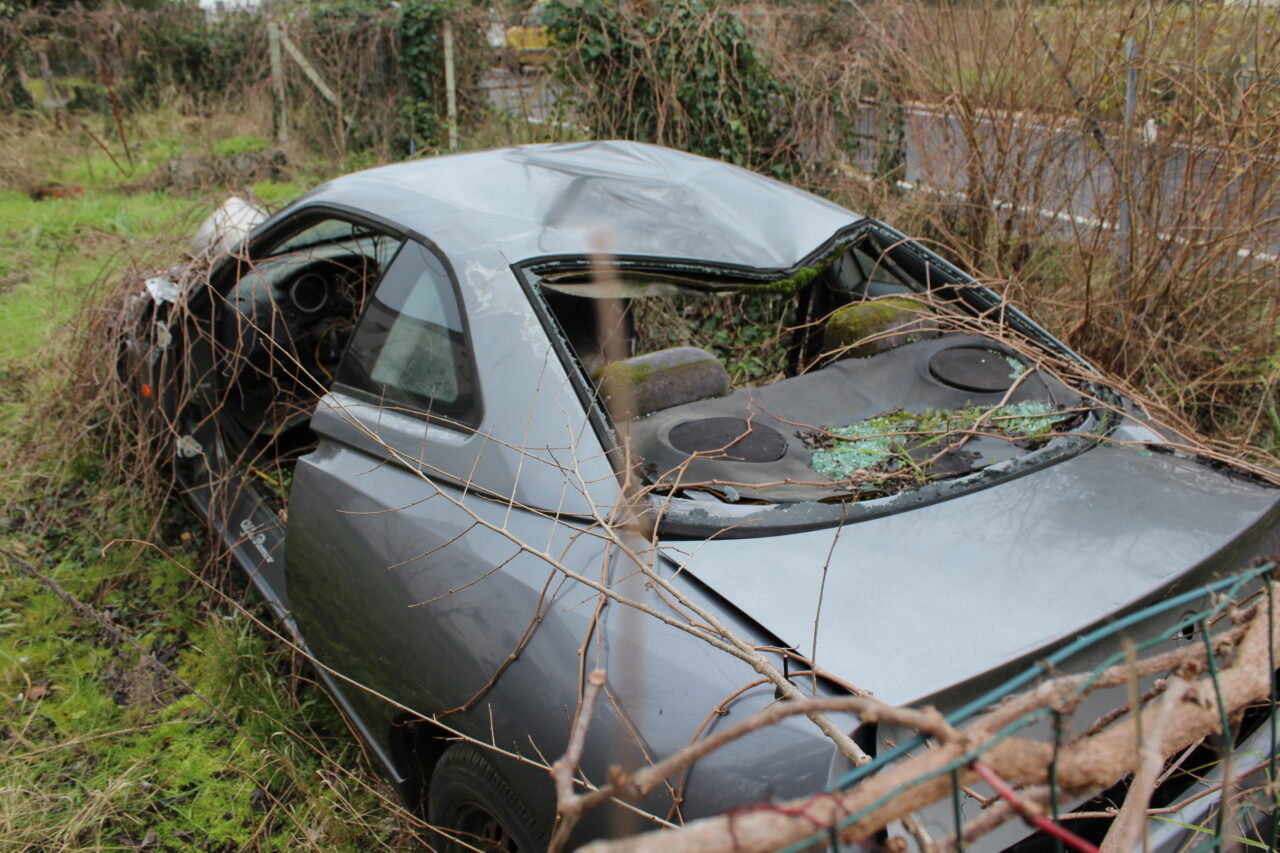 Opuszczone budynki we Włoszech Calvallino z samochodem