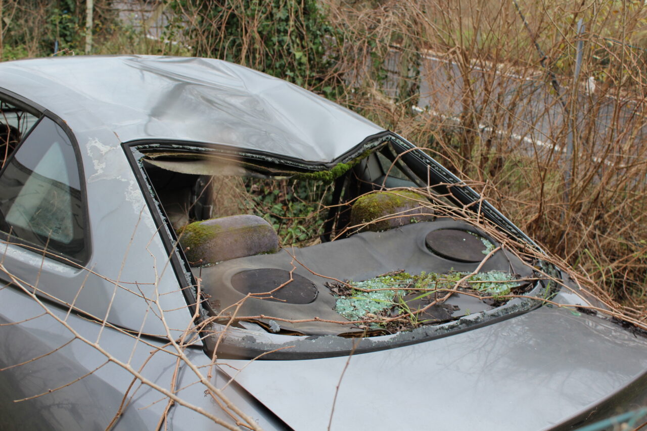 Opuszczone budynki we Włoszech Calvallino z samochodem