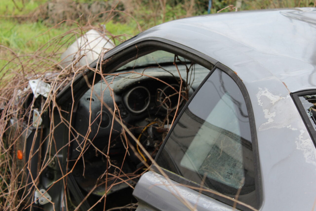 Opuszczone budynki we Włoszech Calvallino z samochodem
