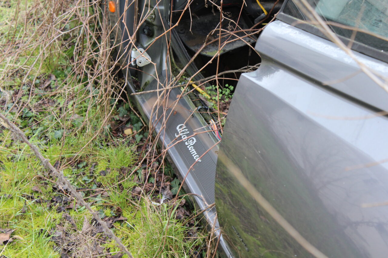 Opuszczone budynki we Włoszech Calvallino z samochodem