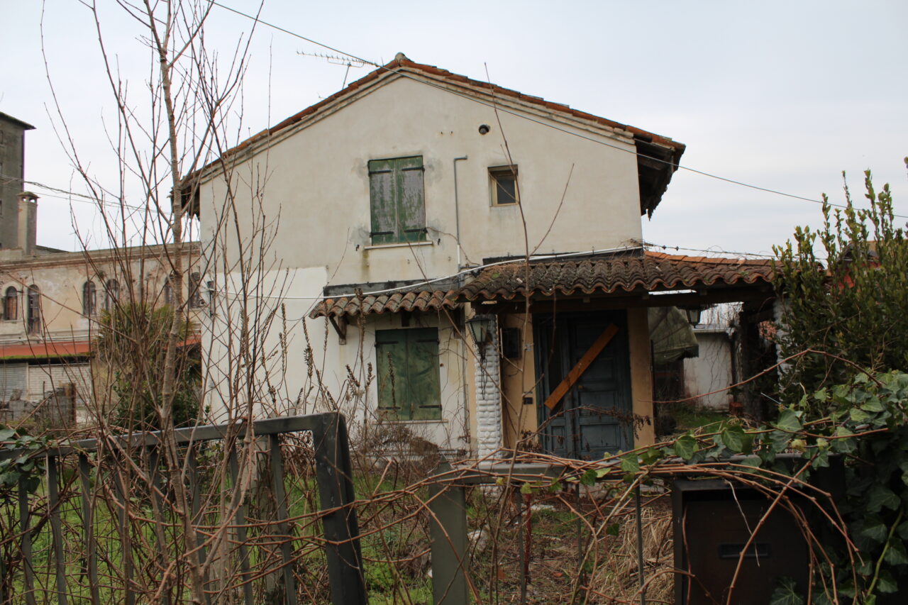 Opuszczone budynki we Włoszech Calvallino z samochodem