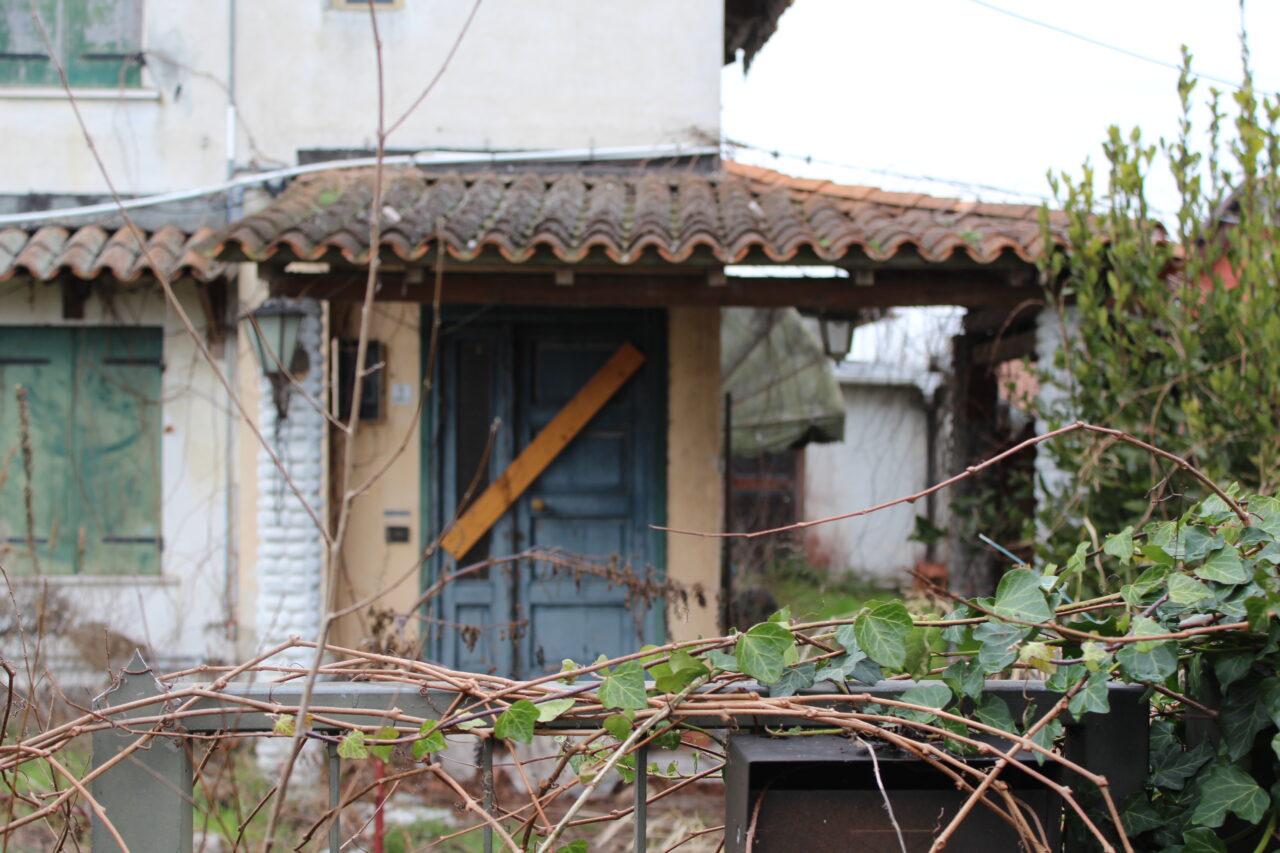 Opuszczone budynki we Włoszech Calvallino z samochodem