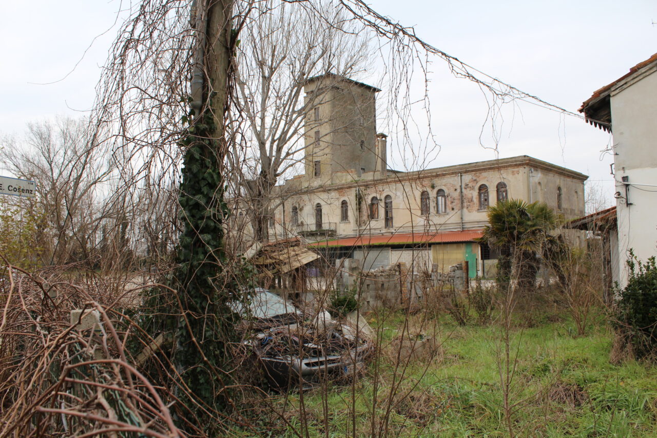 Opuszczone budynki we Włoszech Calvallino z samochodem