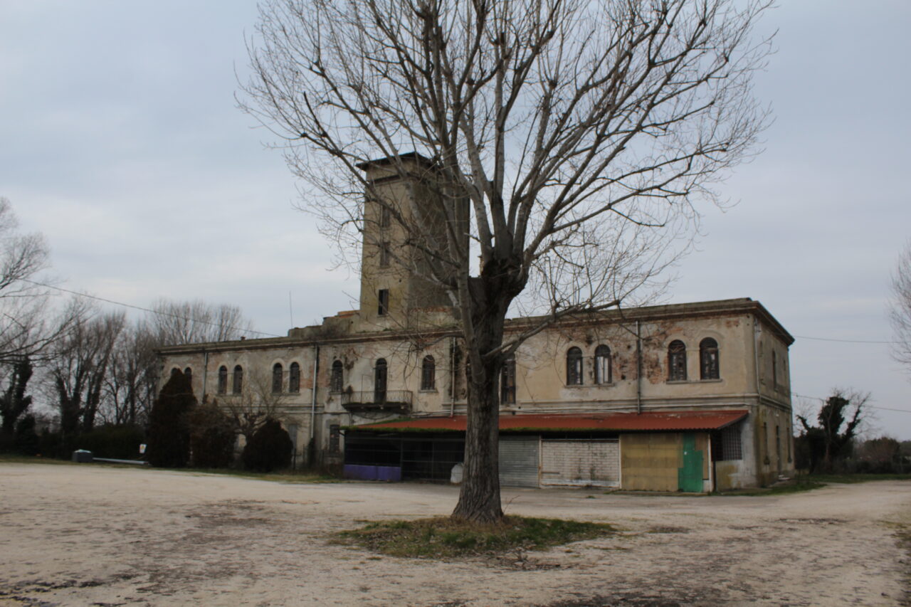 Opuszczone budynki we Włoszech Calvallino z samochodem